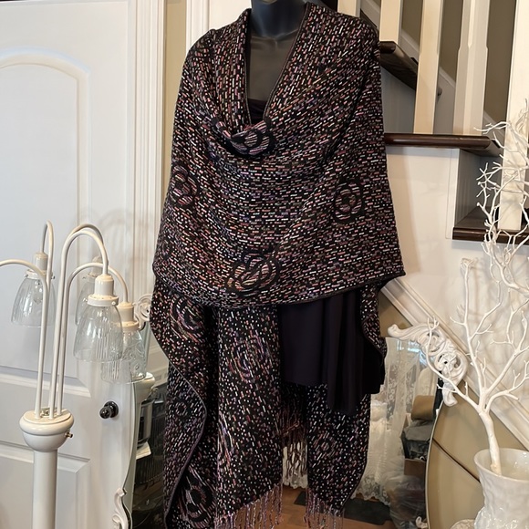Stunningly Soft Cape Wrap Poncho The Flowers are Embedded with Woven Colours - Picture 10 of 12
